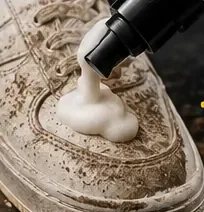Paso 1: aplicar Foam Clean sobre el tenis