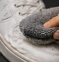 Paso 3: retirar el exceso con la toalla de microfibra
