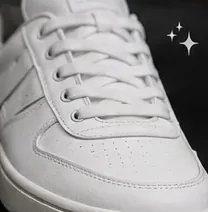 Tenis blanco limpio después de usar el kit CleanStep